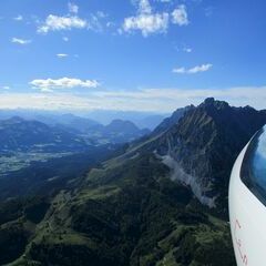 Flugwegposition um 12:57:58: Aufgenommen in der Nähe von Gemeinde Kirchdorf in Tirol, Österreich in 2085 Meter